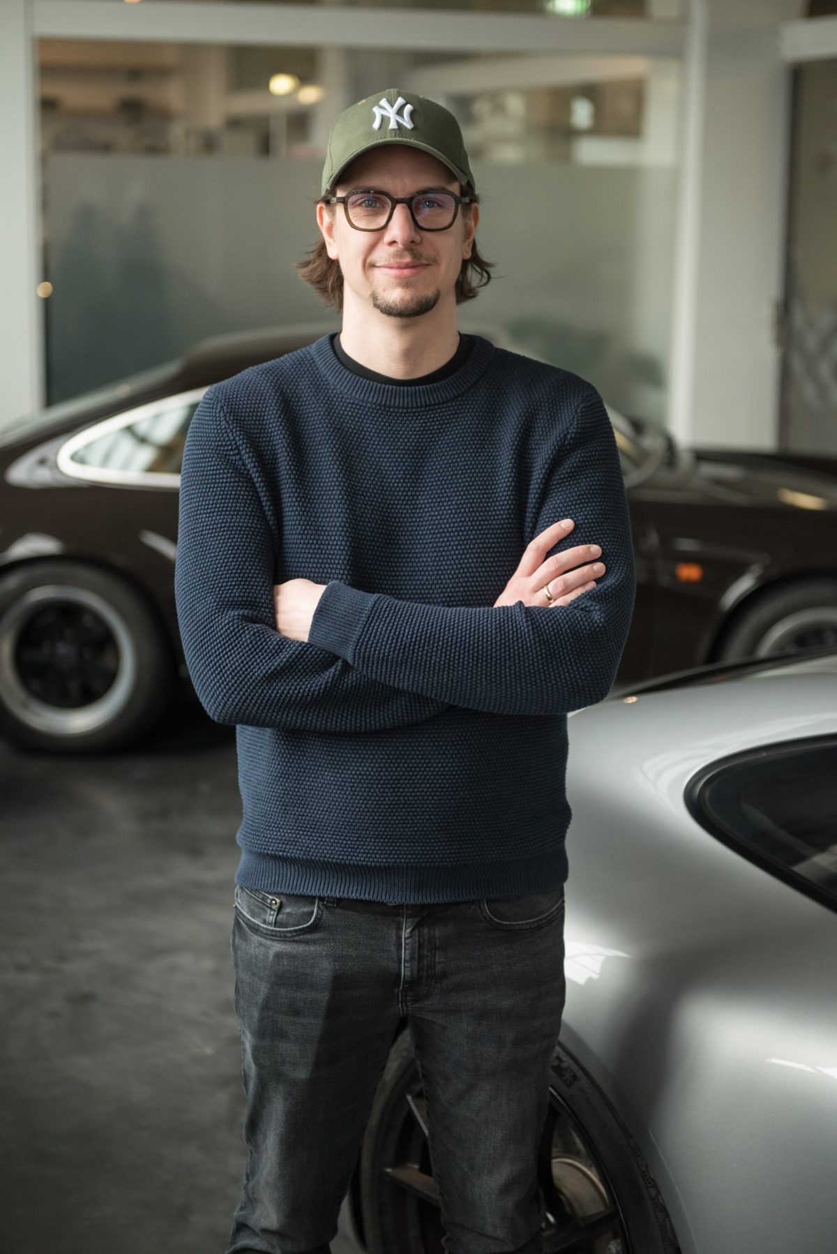 Matthias Kiwitt vor einem Porsche 911